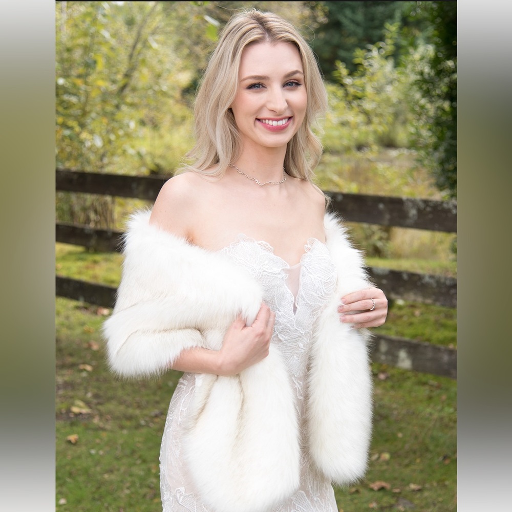 Tulip Bridal Ivory Faux Fur with Darker Tips Size Small